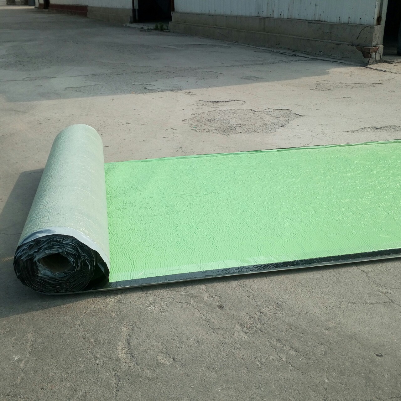 自粘强力交叉膜防水卷材 优质防水材料厂家的核心选择